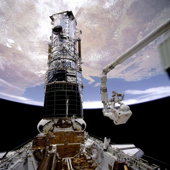Dos astronautas del transbordador espacial 'Endeavour' durante la misión espacial de 1993 en la que colocaron en el 'Hubble' un sistema de lentes especiales para corregir el defecto del espejo. Fuente: NASA