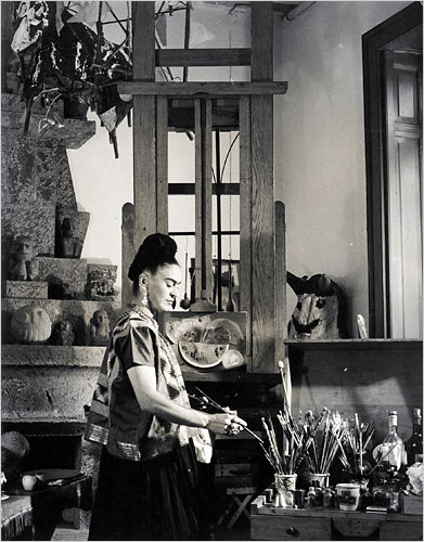 Frida Kahlo pintado en su estudio.