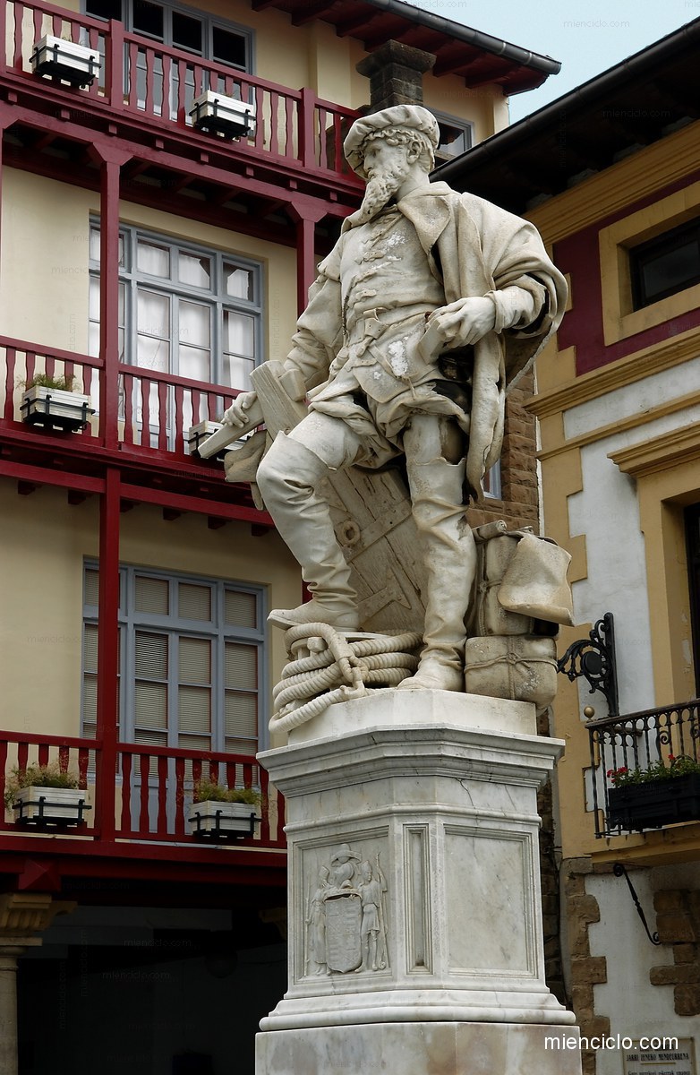 Plaza Juan Sebastián Elcano y estatua del marino, en Guipúzcoa. Este navegante español formó parte de la expedición de Magallanes y, a la muerte de éste tomó el mando del Victoria; con sus hombres, logró dar la vuelta alrededor del mundo y regresar a Sanlúcar de Barrameda casi tres años después de su partida.