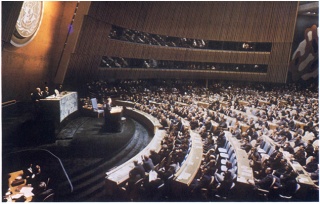 El presidente John Fitzgerald Kennedy se dirige a la Asamblea de las Naciones Unidas. El Consejo de Seguridad de la ONU se reunió el 23 de octubre para escuchar los planteamientos de los representantes de las tres naciones involucradas.