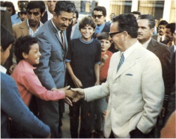 Allende estrecha la mano de un niño durante su campaña.