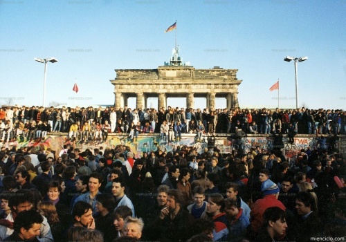 Berlineses de ambos lados celebran la caída del muro de Berlín. 10/11/1989.