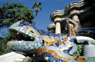 Parque Güell, de Antoni Gaudí en Barcelona. Fuente del dragón en la escalinata principal.